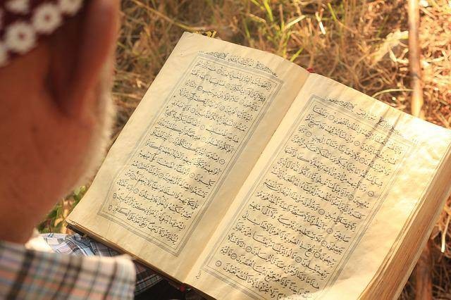 Ilustrasi membaca Al-Quran. Foto: Pixabay