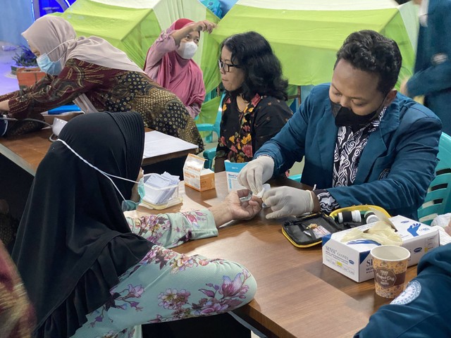 Mahasiswa KKN Melakukan Pemeriksaan Gula Darah Sewaktu kepada Warga Kelurahan Mangunharjo, Semarang (Sumber Foto : Dokumentasi Pribadi)