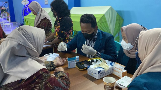 Mahasiswa KKN Melakukan Pemeriksaan Gula Darah Sewaktu kepada Warga Kelurahan Mangunharjo, Semarang (Sumber Foto : Dokumentasi Pribadi)