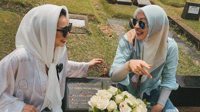 Reza Artamevia dan Angelina Sondakh ziarah ke makam Adjie Massaid bersama anak.  Foto: Instagram/@aaliyah.massaid