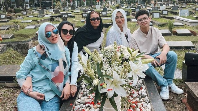 Reza Artamevia-Angelina Sondakh Kompak Ziarah ke Makam Adjie Massaid