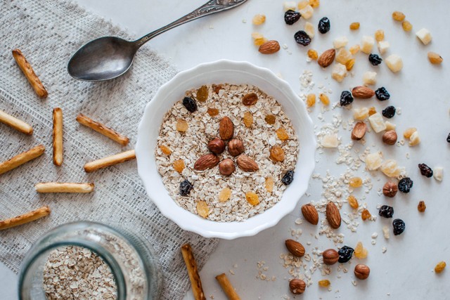 Ilustrasi oatmeal sebagai camilan untuk penderita maag. Foto: Unsplash