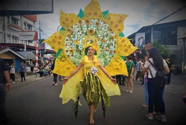 Pelaksanaan Tomohon International Flower Festival pada tahun 2019 atau sebelum pandemi COVID-19.