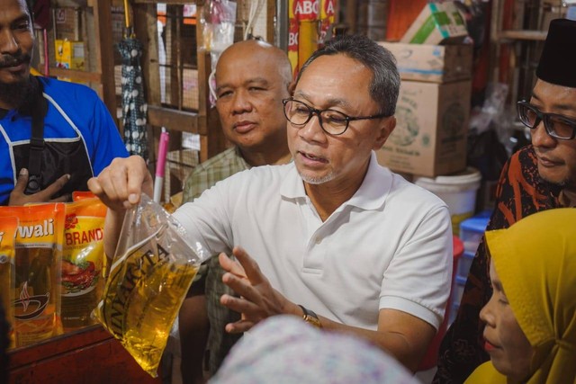 Menteri Perdagangan Zulkifli Hasan mengunjungi Pasar Raya Padang Sumatera Barat, Senin (8/8/2022). Foto: Dok. Kementerian Perdagangan