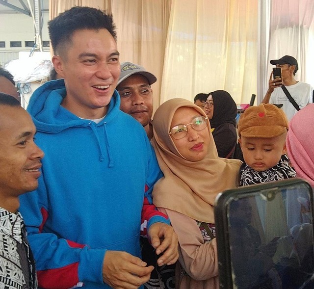 Baim Wong berfoto bersama tamu undangan di pernikahan Faiza dan Sulaiman di Bandar Lampung. | Foto: Bella Sardio/Lampung Geh