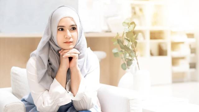 Ilustrasi wanita muslim sedang bingung Foto: Shutterstock