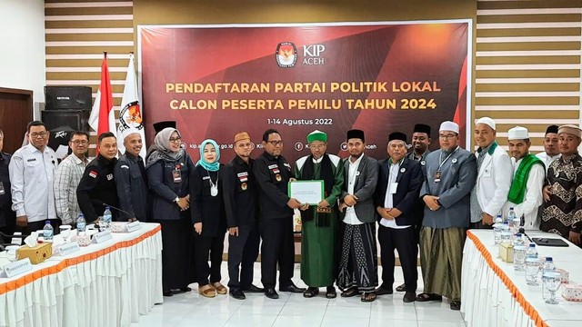 Pendaftaran Partai Adil Sejahtera (PAS) Aceh sebagai partai politik (parpol) lokal calon peserta Pemilu 2024 di kantor KIP Aceh, Senin (8/8/2022). Foto: Habil Razali/acehkini