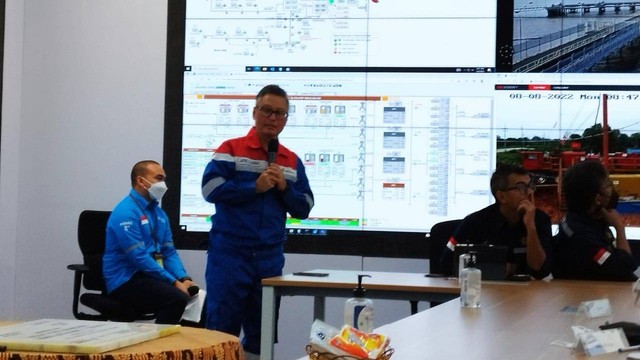 Direktur Utama PT Pertamina Hulu Rokan (PHR), Jaffee A. Suardin, memaparkan pemantauan secara online dan realtime operasional bisnis PHR di fasilitas Digital & Innovation Center. Foto: Wendiyanto/kumparan
