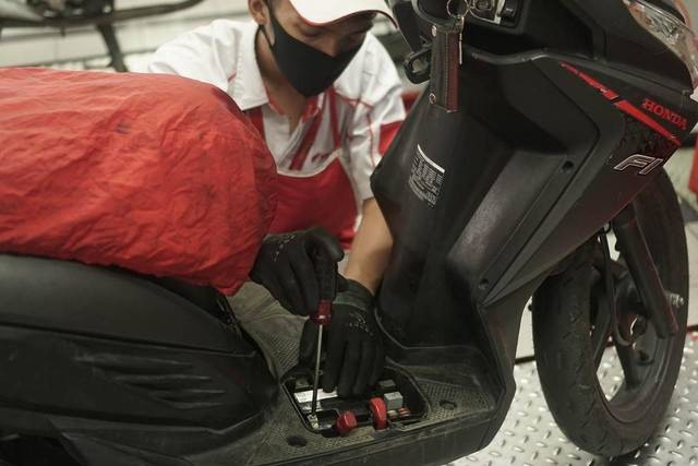 Mekanik mengecek kondisi kendaraan. Foto: Dok. Astra Motor Kalbar