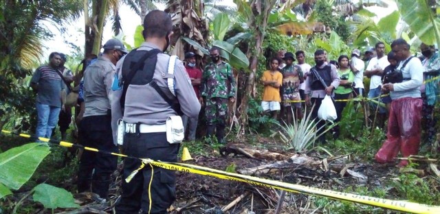 Petugas dan disaksikan warga mengevakuasi mayat perempuan yang ditemukan terkubur di perkebunan kelapa di Seram Barat. Foto: Dok. Istimewa