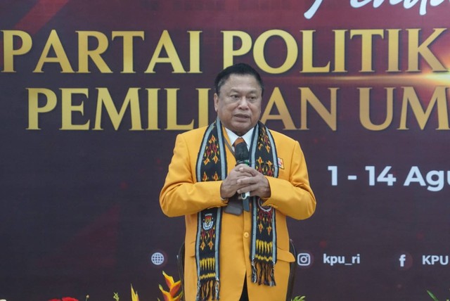 Ketum Partai Hanura Oesman Sapta Odang di Kantor KPU, Jakarta, Senin (8/8/2022). Foto: Iqbal Firdaus/kumparan