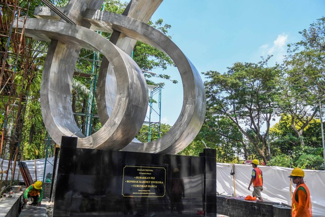 Pekerja menyelesaikan pemindahan monumen Tritura atau tugu 66 di Taman Menteng, Jakarta, Senin (8/8/2022). Foto: Galih Pradipta/Antara Foto
