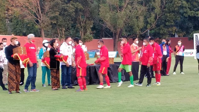 Pemain timnas sepak bola cerebral palsy (CP) Indonesia menerima medali perak ASEAN Para Games 2022 di Stadion UNS, Solo, Jumat (05/08/2022). FOTO: Agung Santoso