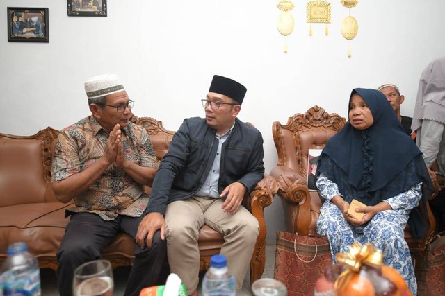Gubernur Jawa Barat, Ridwan Kamil, menemui keluarga Ikhsan Maulana, pelajar yang hanyut di Sungai Bangek, Kota Padang, Sumatera Barat. Foto: Humas Jabar