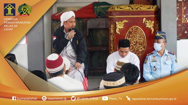 Ustad Abdurahman saat memberikan ceramah kepada WBP di Masjid At-Taubah Lapas Kelas IIA Lahat