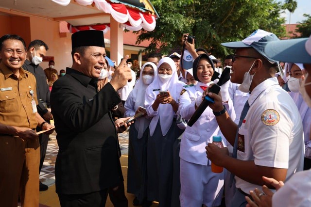 Gubernur Kepri, Ansar Ahmad, menemui para siswa dan siswi di SMAN 1 Tanjungpinang. Foto: Istimewa