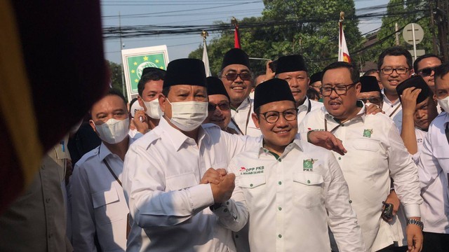 Salam Komando Prabowo dan Cak Imin di KPU. Foto: Hedi/kumparan