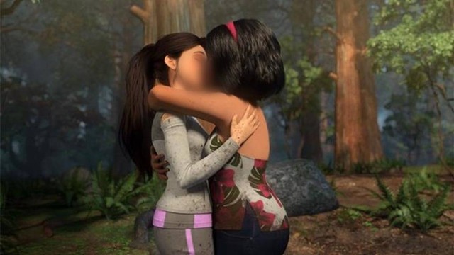 Adegan ciuman karakter lesbi di Jurassic World Camp Cretaceous yang tayang di Netflix. Foto: Netflix