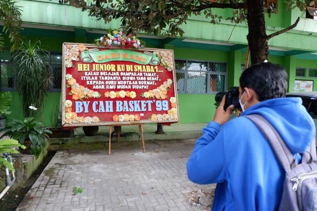 Karangan bunga berisi dukungan dari alumni berdatangan ke SMA N 1 Banguntapan, Senin (8/8/2022). Foto: Arfiansyah Panji Purnandaru/kumparan