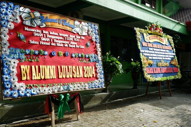 Karangan bunga berisi dukungan dari alumni berdatangan ke SMA N 1 Banguntapan, Senin (8/8/2022). Foto: Arfiansyah Panji Purnandaru/kumparan