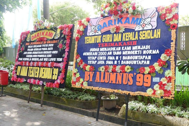 Karangan bunga berisi dukungan dari alumni berdatangan ke SMA N 1 Banguntapan, Senin (8/8/2022). Foto: Arfiansyah Panji Purnandaru/kumparan