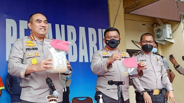 Kapolresta Pekanbaru, Kombes Pria Budi dan Wakapolres Henky Poerwanto menunjukkan barang bukti kejahatan pelaku (Defri Candra/Selasar Riau)