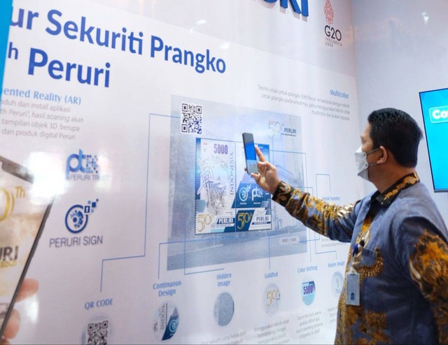 Direktur Operasi Peruri, Saiful Bahri melakukan demo scanning Prangko Hybrid Peruri bertoknologi Augmented Reality. Foto: Dok. Peruri