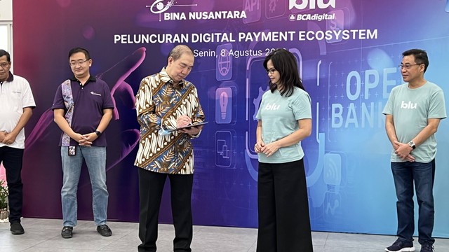 CEO of Bina Nusantara Bernard Gunawan saat melakukan penandatanganan MoU blu by BCA Digital, Senin (8/8/2022). Foto: Humas Bina Nusantara