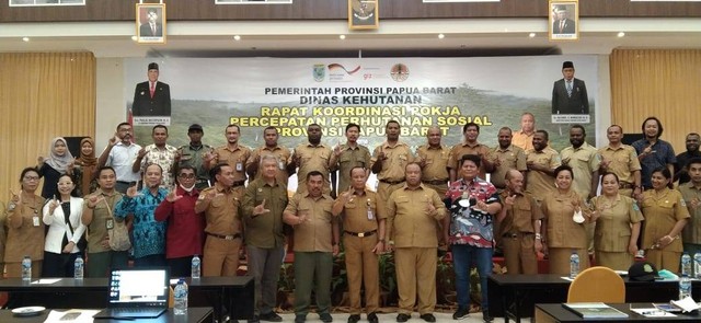 Rapat Koordinasi Pokja Percepatan Perhutanan Sosial Provinsi Papua Barat, yang berlangsung di Rylich Panorama Hotel Sorong, Senin (8/8), foto: Yanti/BalleoNEWS