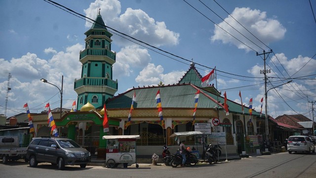 Pembagian bubur suro merupakan tradisi turun temurun di Masjid Al Mamudiyah Palembang jelang 10 Muharram, Senin (8/8) Foto: abp/Urban Id
