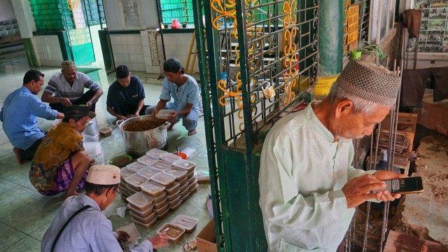 Sejumlah pengurus masjid tengah menyiapkan bubur suro untuk nantinya dibagikan kepada warga sekitar masjid, Senin (8/8) Foto: abp/Urban Id