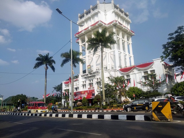 Ilustrasi Kantor Pemkot Palembang yang dihiasi Bendera Merah Putih. (W Pratama/Urban Id)