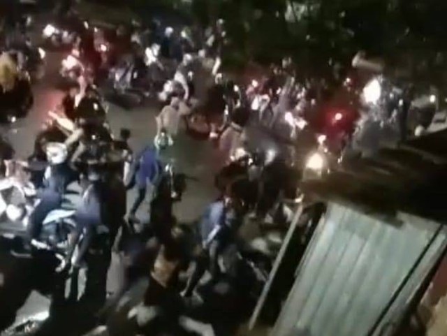 Video bentrokan antara oknum kelompok perguruan silat dengan warga. Foto: tangkapan layar video viral