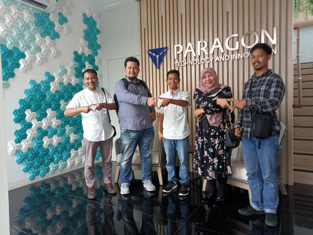 Senior Officer Corporate Communication PT Paragon Technology and Innovation, Eko Siswati (jilbab pink), saat memandu Tugu Media Group berkeliling ke Paragon. Foto: dok Paragon