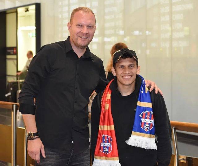 Egy Maulana Vikri (kanan) resmi merapat ke klub Slowakia, FC ViOn Zlate Moravce-Vrable. Foto: Instagram/@fcvionzlatemoravce