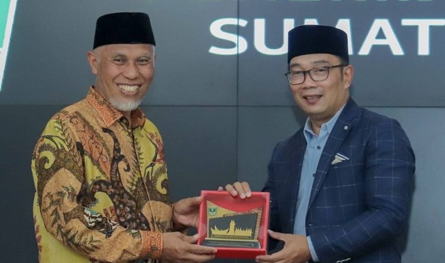 Gubernur Sumatera Barat Mahyeldi bersama Gubernur Jawa Barat Ridwan Kamil di Padang, Senin 8 Agustus 2022. Foto: Humas