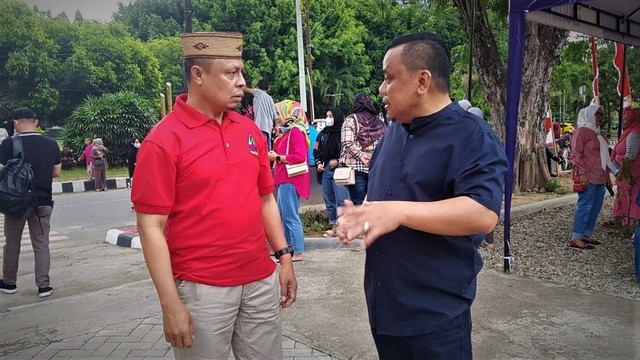 Wakil Bupati Gorontalo, Hendra Hemeto (kanan) dan Sekretaris Daerah Kabupaten Gorontalo, Roni Sampir (kiri). Senin, (8/8). Foto: Dok banthayo