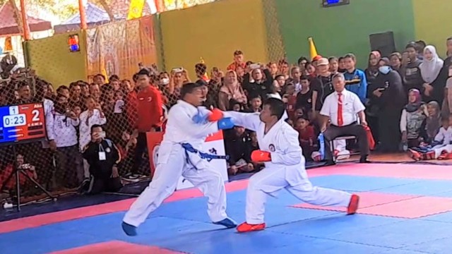 Atlet karate asal Sukoharjo bertanding di Kejurprov LEMKARI Jateng 2022 di Cepu, Blora. FOTO: Dok Istimewa