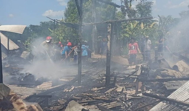 Petugas memadamkan api sebuah rumah di Desa Mejasem Timur, RT 6, RW 6 Kecamatan Kramat, Kabupaten Tegal, Senin (8/8/2022) (Istimewa)