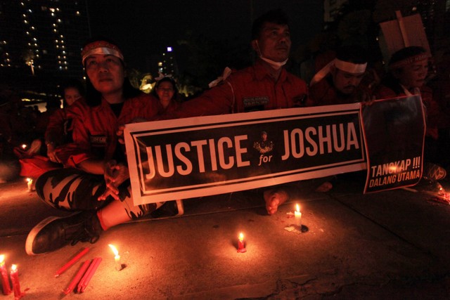 Sejumlah orang dari berbagai elemen masyarakat sipil menggelar aksi solidaritas menyalakan lilin untuk mengenang Brigadir Nofriansyah Yosua Hutabarat di kawasan Taman Ismail Marzuki (TIM), Jakarta, Senin (8/8/2022).  Foto: Reno Esnir/ANTARA FOTO
