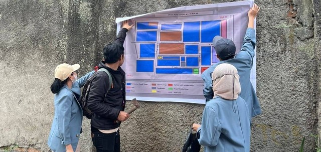 Proses Pemasangan Denah Lokasi RT 05/RW 04 Desa Negla. Foto: Dokumentasi Kegiatan Kelompok 15 KKN Tematik UPI.