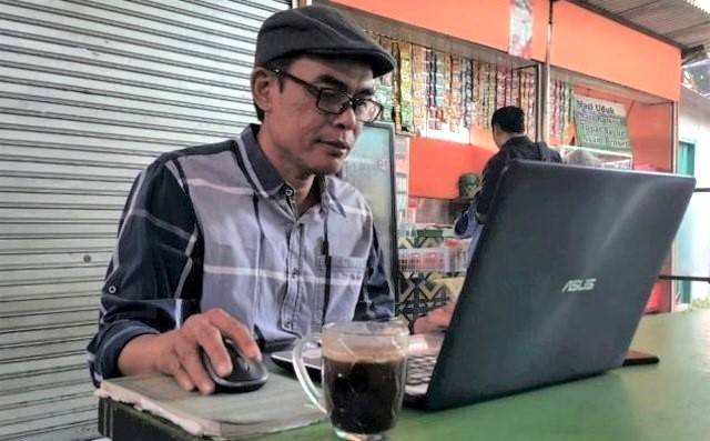 Menulis biar nggak ikut edan, kenaoa?