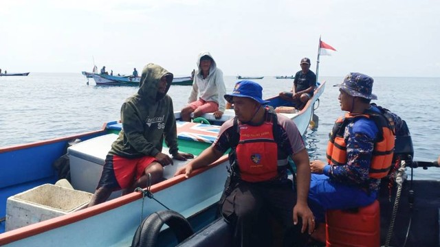 Pencarian nelayan di perairan Sarmi. (Foto Humas Polda Papua)