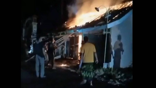 Kebakaran tiga unit kios di Desa Bogowanti, Kecamatan Ngawen, Kabupaten Blora. Senin malam (08/08/2022). (foto: dok istimewa)