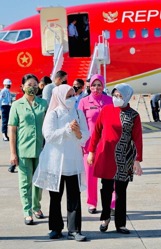 Ibu Negara Iriana Jokowi bersama istri Gubernur Kalbar, istri Pangdam XII/Tanjungpura, dan istri Kapolda Kalbar. Foto: Laily Rachev-Biro Pers Sekretariat Presiden