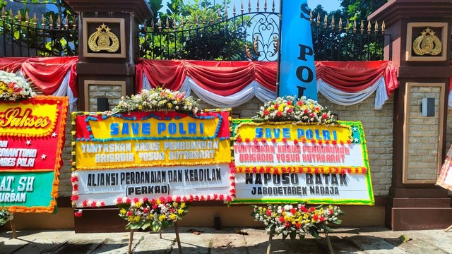 Karangan bunga banjiri gedung Mabes Polri, Jakarta, Selasa (9/8/20222). Foto: Zamachsyari/kumparan