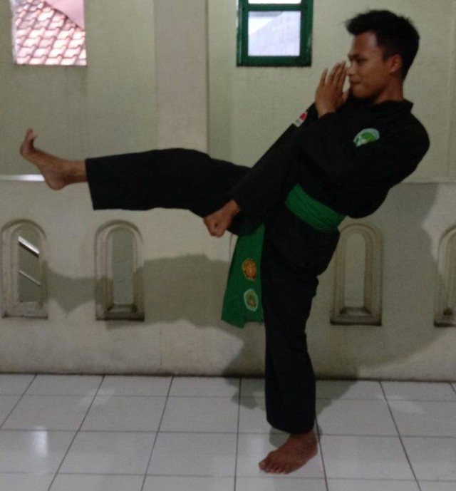 Teknik serangan pencak silat yang menggunakan kaki. Foto: pagarnusa.online