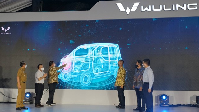 Peresmian produksi perdana kendaraan listrik pertama Wuling di Indonesia ditandai dengan pengisian daya Air ev secara simbolis di Admin Plaza Wuling Motors. Foto: Wuling Motor Indonesia