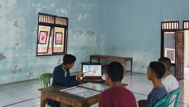 Abimanyu Handaka menayangkan dan menjelaskan terkait video tutorial cara pembuatan POC dari kohe kambing. Foto: Abimanyu Handaka