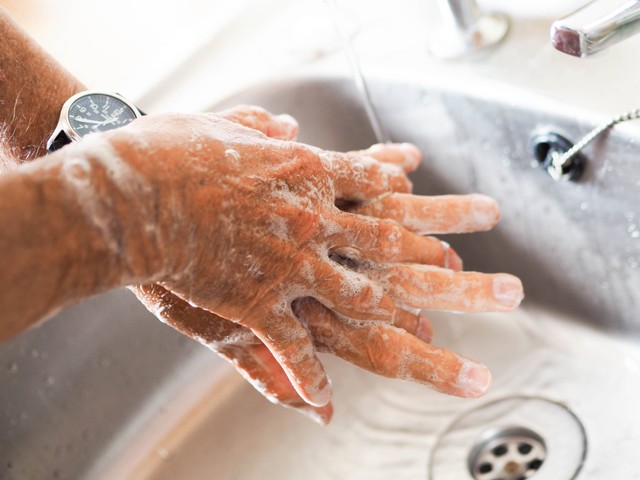 Dermatitis kontak bisa diakibatkan oleh sabun yang mengandung zat alergen. Foto: Unsplash.com